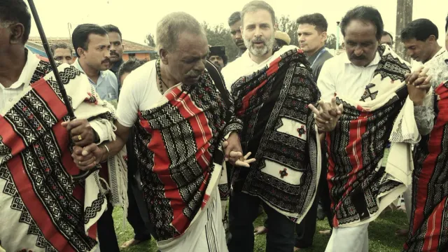 గిరిజనులతో కలిసి స్టెప్పులేసిన రాహుల్ గాంధీ... !