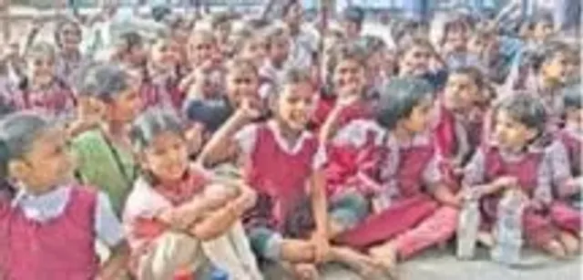 75 మంది విద్యార్థులకు ఒకే ఉపాధ్యాయుడు..టీచర్ల కోసం రోడ్డెక్కిన స్టూడెంట్స్!