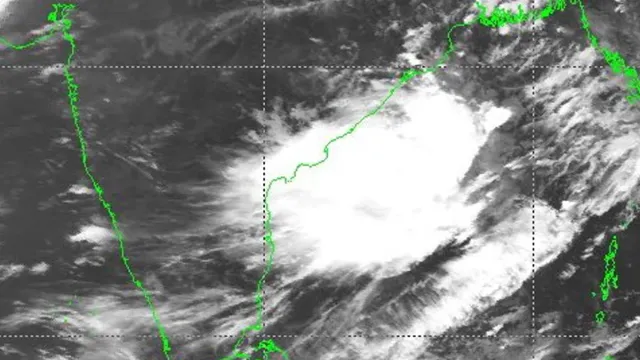Rain Alert in AP: ఆంధ్రప్రదేశ్ వాసులకు అలర్ట్.. ఈ జిల్లాల్లో భారీ వర్షం కురిసే ఛాన్స్..!