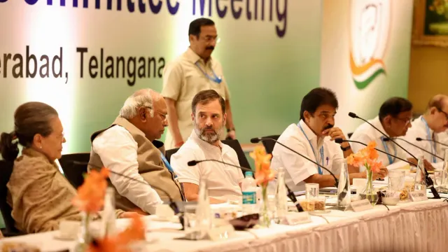 Hyderabad: హైదరాబాద్‌లో ముగిసిన సిడబ్ల్యూసి సమావేశాలు.. విజయ భేరి సభకు ప్రియాంక దూరం..