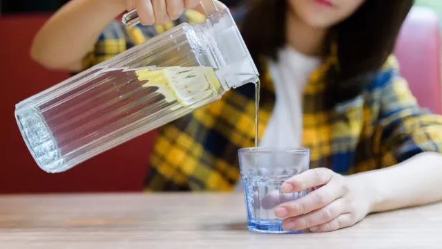 Health Tips: ఆహారం తిన్న వెంటనే నీరు త్రాగే అలవాటు ఉందా? అయితే, ఇది తప్పక తెలుసుకోవాల్సిందే..