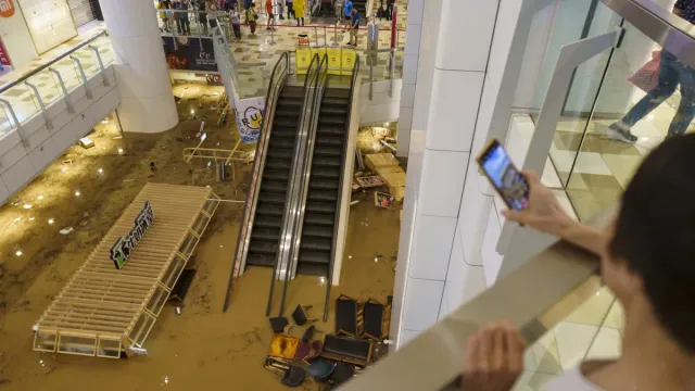 Hong Kong Rains: హాంకాంగ్‌పై వరుణ ప్రతాపం.. 140 ఏళ్లలో కనివిని ఎరుగని వర్షం..
