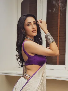 హాట్ లుక్స్‌తో మతిపోగొడుతున్న 'పటాసు పిల్ల'