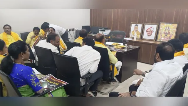 Andhra Pradesh: టీడీపీ కార్యాలయంలో వైసీపీ ఎమ్మెల్యేలు.. ఎందుకెళ్లారంటే..