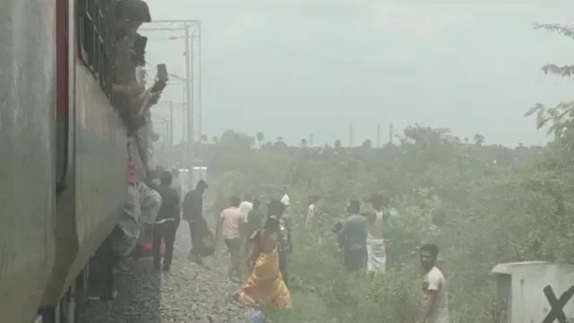 BREAKING: నెక్కొండ దగ్గర హైదరాబాద్- హౌరా ఎక్స్‌ప్రెస్ రైల్లో పొగలు