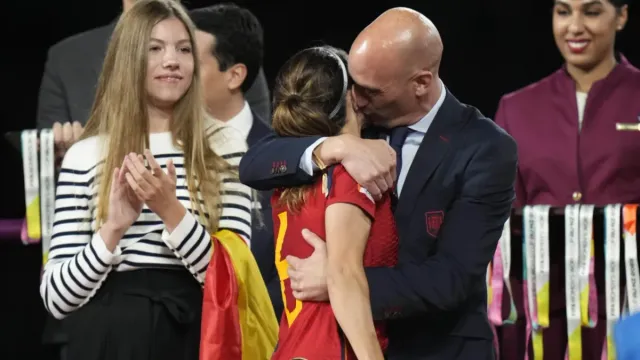 soccer kiss scandal : మహిళా ప్లేయర్‌కు ముద్దు పెట్టాడు.. పదవి పోయింది.. అసలేం జరిగింది?