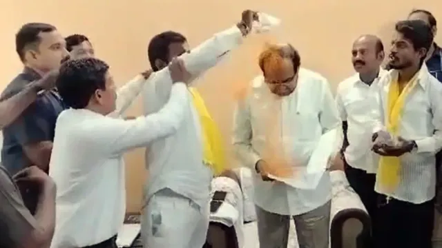 Maharashtra: మంత్రిపై పసుపు చల్లిన వ్యక్తి.. ఎందుకంటే..?