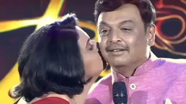 Naresh Pavitra Lokesh: లేటు వయసులో ఇదేం ప్రేమరా బాబూ.. పబ్లిక్‌గా నరేష్‌కు ముద్దు పెట్టిన పవిత్ర