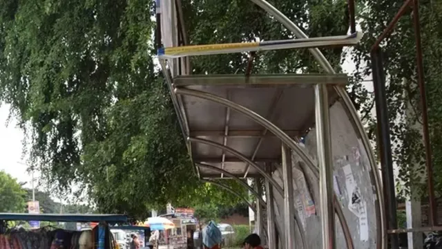 Bizarre: ఓరి మీ దుంపతెగ.. బస్ షెల్టర్‌ను కూడా ఎత్తుకెళ్లిపోయారుగా.. ఎక్కడంటే..