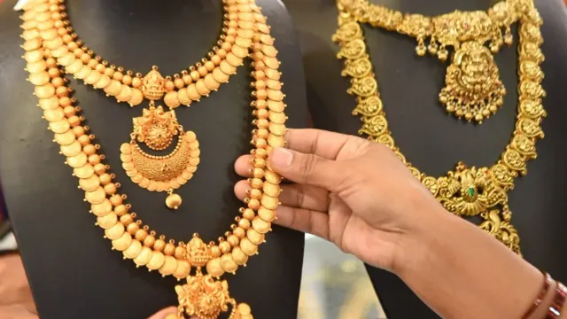 Gold Rate Today: బంగారం కొనుగోలు దారులకు బిగ్ షాక్.. మళ్లీ పెరిగిన ధరలు.. ఈసారి ఎంతంటే..