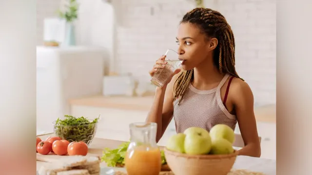 Health Tips: ఇవి తిన్న వెంటనే పొరపాటున కూడా నీళ్లు తాగొద్దు.. లేదంటే మీ ఆరోగ్యం పాడవుతుంది..