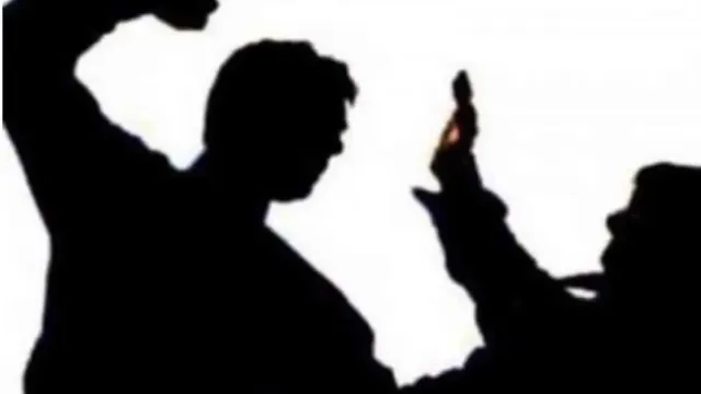 Telangana: ముగ్గురు విద్యార్థులను పొట్టు పొట్టుగా కొట్టిన 15 విద్యార్థులు.. అదే కారణమట..!