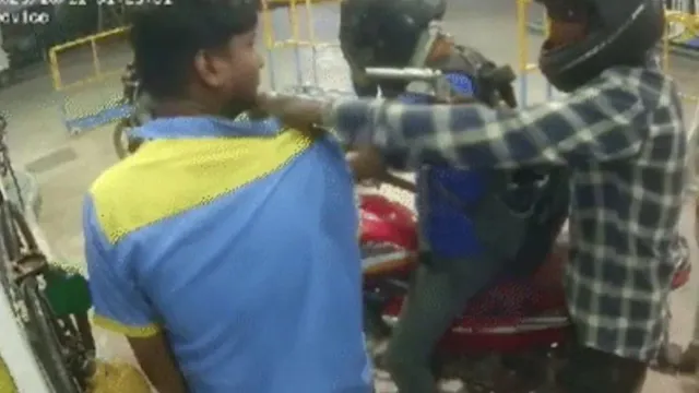 VIRAL VIDEO: పెట్రోల్‌ బంక్‌లో తుపాకీ తూటాల మోత.. ఈ రేంజ్‌లో దొంగతనం చేయడం ఏంటి భయ్యా?