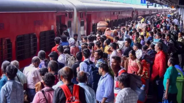 Delhi Railway station :  ట్రైన్ల ఆలస్యంతో కిక్కిరిసిన  ఢిల్లీ రైల్వే స్టేషన్‌!