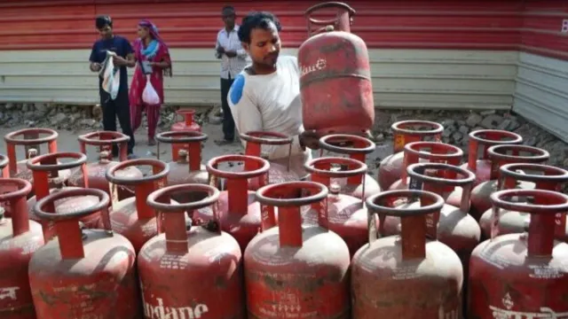 Cylinder Prices : పెరిగిన సిలిండర్‌ ధరలు..నేటి నుంచే అమలు!