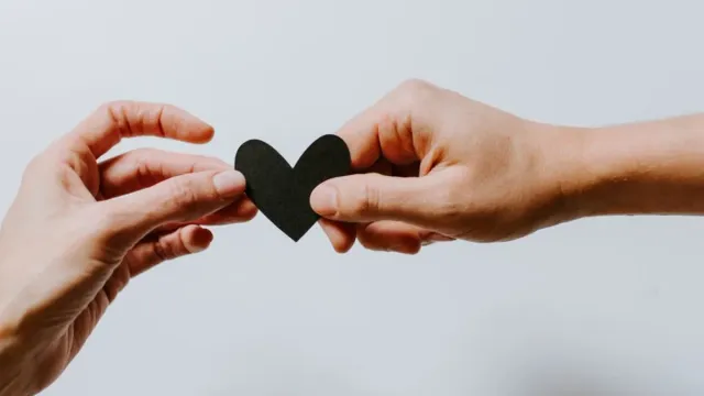 మరో అమ్మాయిని చూశాడని ఆగ్రహించిన ప్రేయసి.. ప్రియుడి కళ్లను పొడిచి కారులో..