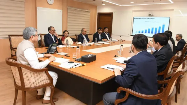 Mobile Phones: పీక్స్ లో మొబైల్ ఫోన్ల తయారీ.. భారత్ లో వేగంగా పెరుగుతున్న ఇండస్ట్రీ 