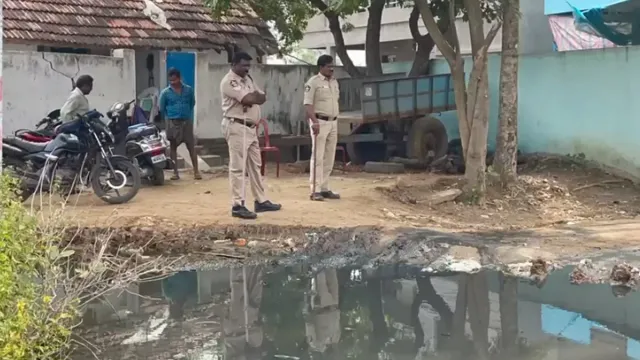 Andhra Pradesh: ఇదెక్కడి డ్యూటీ సామీ.. మురుగు నీటికి పోలీసుల కాపలా..!