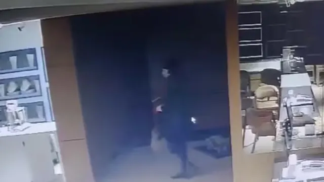 Watch Video: సింగిల్‌గా వచ్చాడు.. 25 కేజీల బంగారు, వజ్రాభరణాలు ఎత్తుకెళ్లాడు.. ఎక్కడంటే..