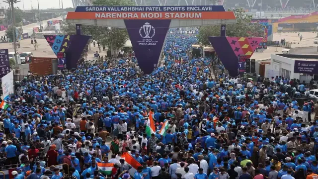 ICC World Cup Final: మరికొద్దిసేపట్లో ఫైనల్స్.. భారీగా స్టేడియంకు చేకుకుంటున్న అభిమానులు..