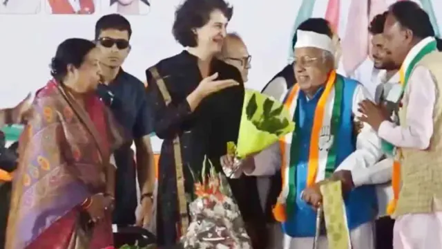 ఖాళీ బొకేతో ప్రియాంక గాంధీని ఆహ్వానించిన కాంగ్రెస్‌ నాయకులు!