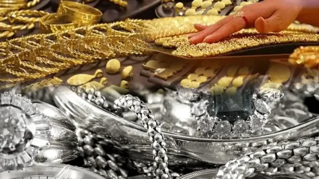 Gold Price Drop: గోల్డ్ లవర్స్ కు భలే ఛాన్స్.. భారీగా తగ్గిన ధరలు.. ఎంతంటే..