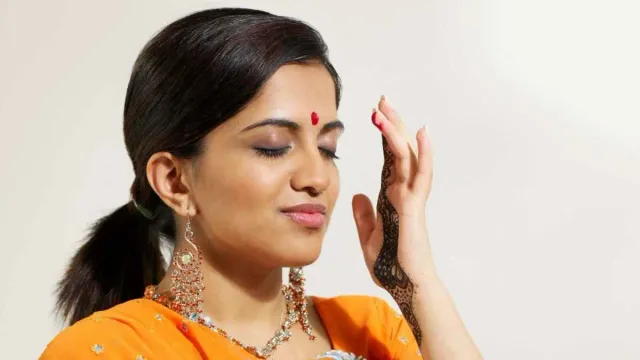 Tilak Benefits: నుదిటిపై తిలకం ఎందుకు పెట్టుకుంటారు? దాని లాభాలేంటో తెలుసా?
