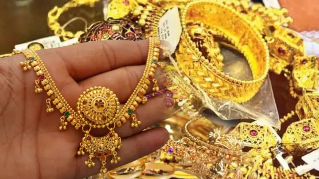 Today Gold Rates : గోల్డ్ లవర్స్ కి గుడ్ న్యూస్.. తగ్గిన బంగారం ధరలు.. ఎంతంటే.. 