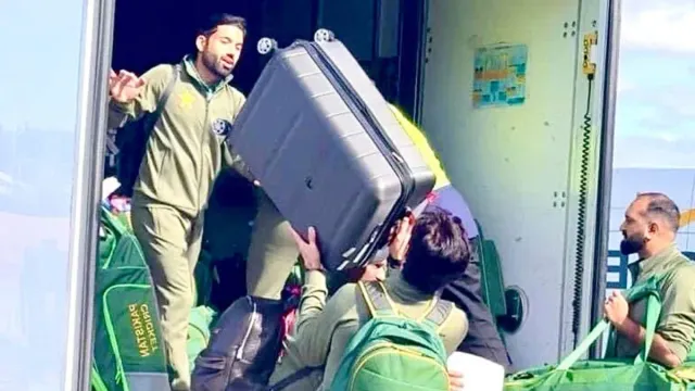 Pakistan Team: మీ కష్టం పగోడికి కూడా రాకూడదు భయ్యా.. లగేజీలు మోసుకున్న పాకిస్థాన్‌ ఆటగాళ్లు!