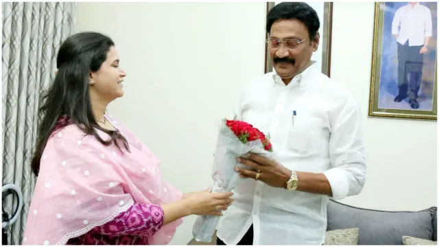 Kesineni Swetha : ఎమ్మెల్యే గద్దెను కలిసిన కేశినేని శ్వేత