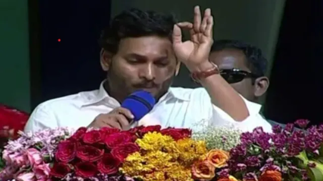 Jagan Vs Sharmila: గజదొంగల ముఠా.. చెల్లెలు షర్మిల టార్గెట్‌ గా.. జగన్‌ విమర్శల బాణాలు!