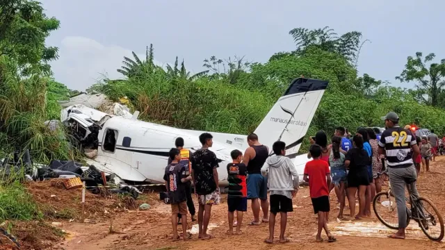Plane Crash : గాల్లో ఉండగానే ముక్కలై కుప్పకూలిన విమానం.. ఏడుగురు మృతి