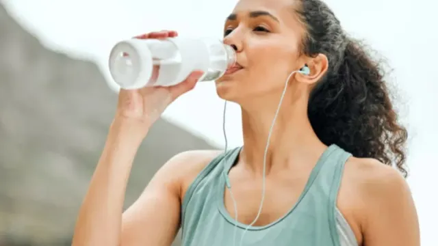 Health Tips : నీళ్లు ఇలా తాగుతున్నారా?.. మీ ఎముకలు విరుగుతయ్ జాగ్రత్త...!!