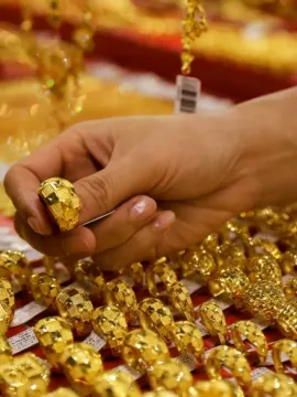 బంగారం రేటు తగ్గుతోందోచ్.. వెండి కూడా..