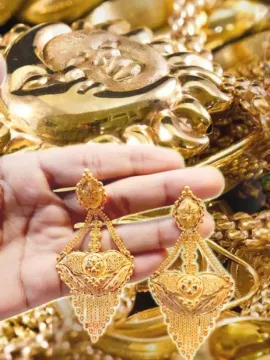 కాస్త తగ్గిన బంగారం ధరలు.. వెండి ధరలు కూడా..