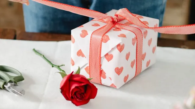 Valentine Gifts: మీ లవర్​కు వాలెంటైన్ డే గిఫ్ట్​ ఇవ్వాలనుకుంటున్నారా? ఈ గిఫ్ట్స్ ఓసారి చెక్ చేయండి..!!