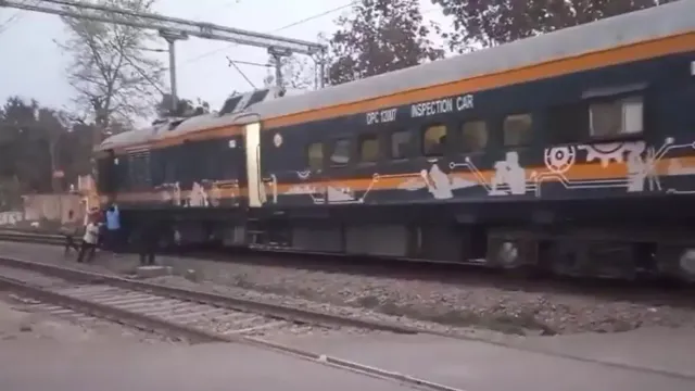 Train Broke Down: రైలును నెట్టిన కార్మికులు... వీడియో వైరల్