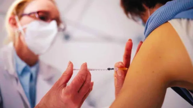 COVID Vaccine: వార్నీ.. 217 సార్లు కరోనా టీకా వేయించుకున్నాడు.. చివరికి