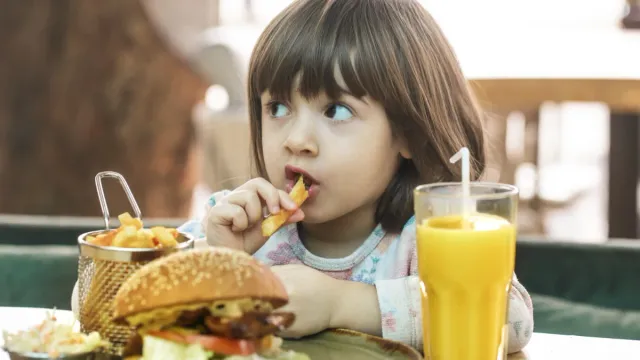 Kids Junk Food : మీ పిల్లలు జంక్‌ ఫుడ్‌ ఎక్కువగా తింటున్నారా?..ఇలా మానిపించండి