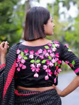 మగువల బ్లౌజులపై 3డి సోయగాలు