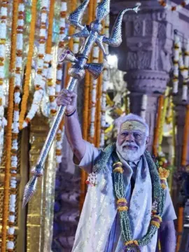 కాశీ విశ్వనాథుని సేవలో మోదీ