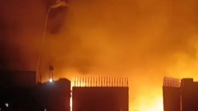 Fire Accident : టైర్ల గోదాంలో అగ్ని ప్రమాదం.. ఎగిసిపడుతున్న మంటలు!