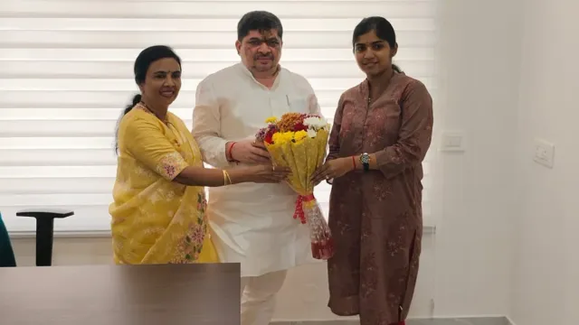 మంత్రి పొన్నంను కలిసిన పాలకుర్తి ఎమ్మెల్యే యశస్విని