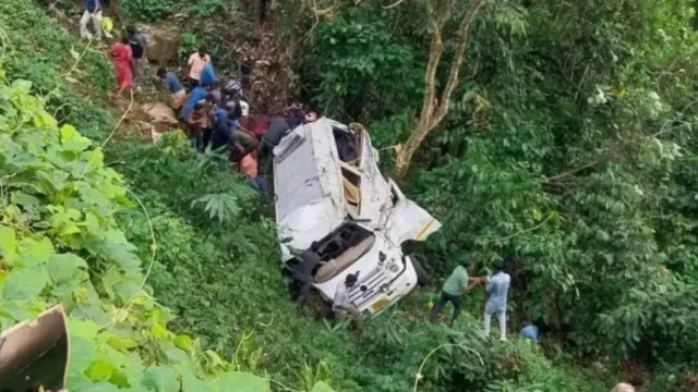 Accident : ఘోర రోడ్డు ప్రమాదం... లోయలో పడిన టెంపో.. ముగ్గురు మృతి..!