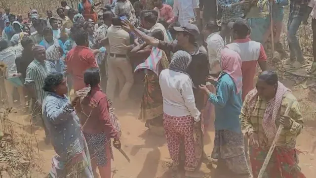 Tribals vs Police Fight : సత్తుపల్లిలో పోలీసులపై గిరిజనులు దాడి..సీఐ కిరణ్‌ను కర్రలతో ఎలా కొట్టారో చూడండి!