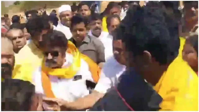 అభిమానిపై చెయ్యెత్తిన బాలయ్య.. సెల్ఫీ అడగడంతో..!