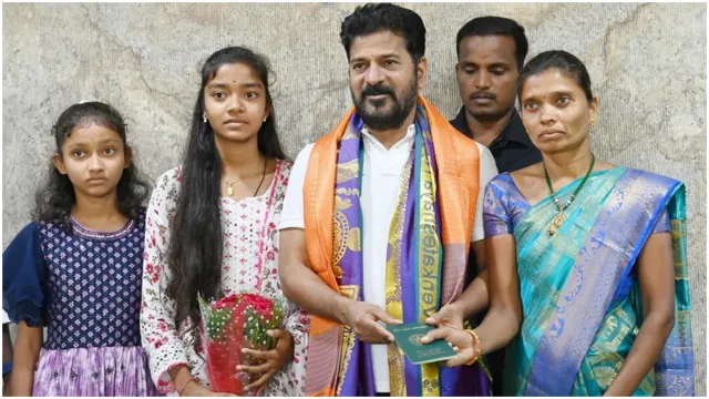 సీఎం రేవంత్ రెడ్డిని కలిసిన జవాన్ యాదయ్య కుటుంబ సభ్యులు