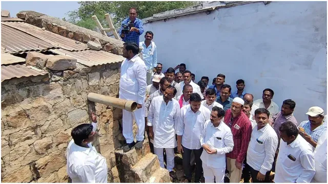 BRS : కోతులు చనిపోయిన వాటర్ ట్యాంక్ ను పరిశీలించిన బీఆర్ఎస్ నేతలు