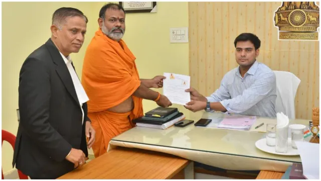 కూటమికి షాక్.. ఇండిపెండెంట్ అభ్యర్థిగా పరిపూర్ణానంద