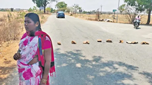 Telangana : బస్సులు ఆపడం లేదని రోడ్డుపై రాళ్లు పెట్టి మహిళల నిరసన